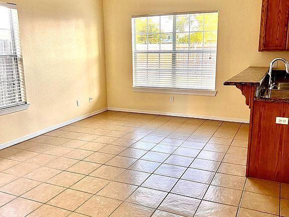 4th image of 2806 Phoenix St