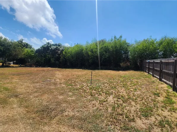 105 Cox Dr, Portland, TX 78374