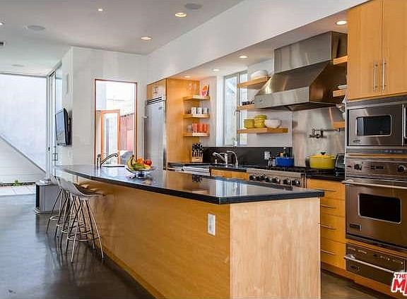 5th image of 2345 Beach Ave