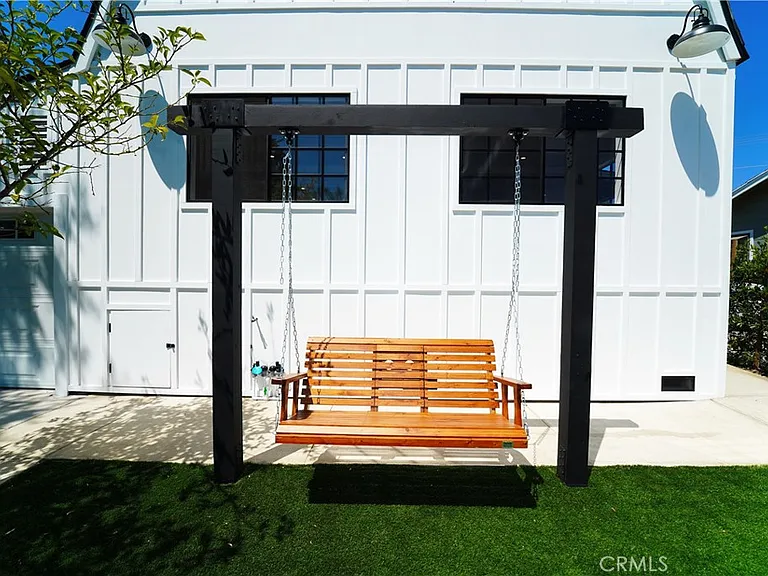 2615 Manhattan Ave — Photo 3