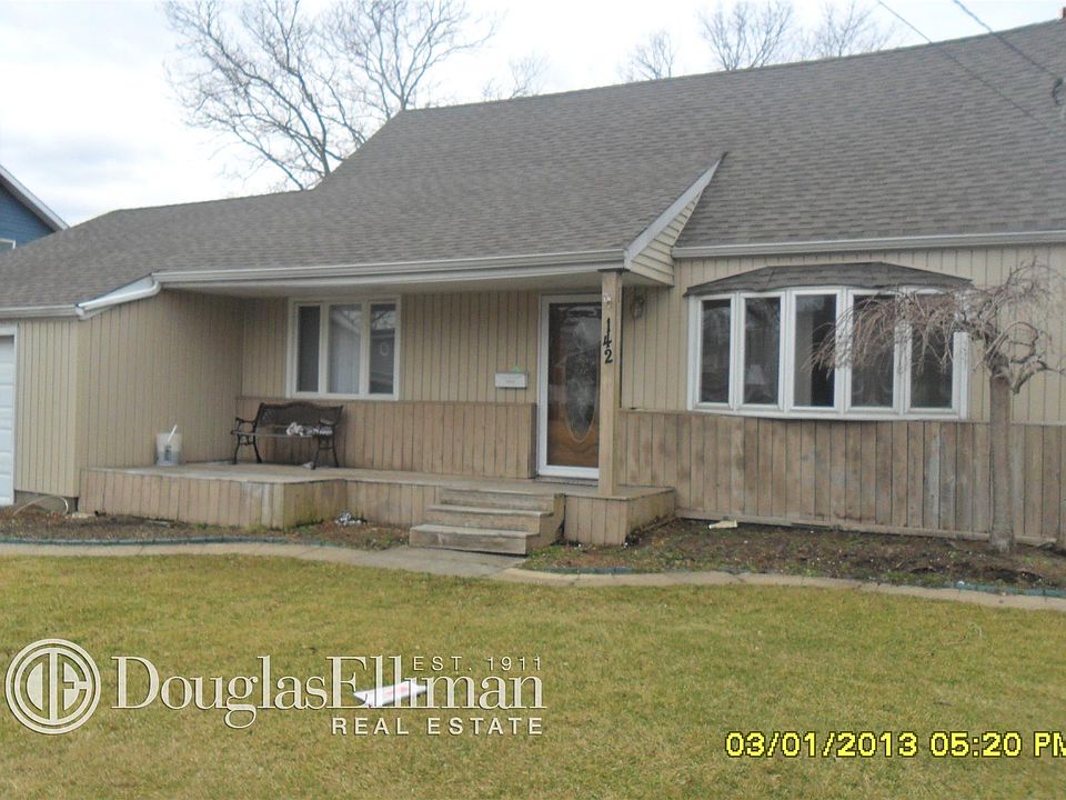 1st image of 142 Deer Lake Dr