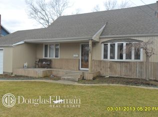 142 Deer Lake Dr, North Babylon, NY 11703