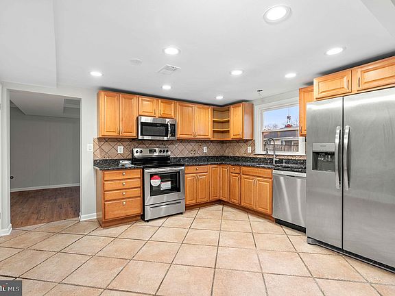 3rd image of 7897 Huguenot Ct