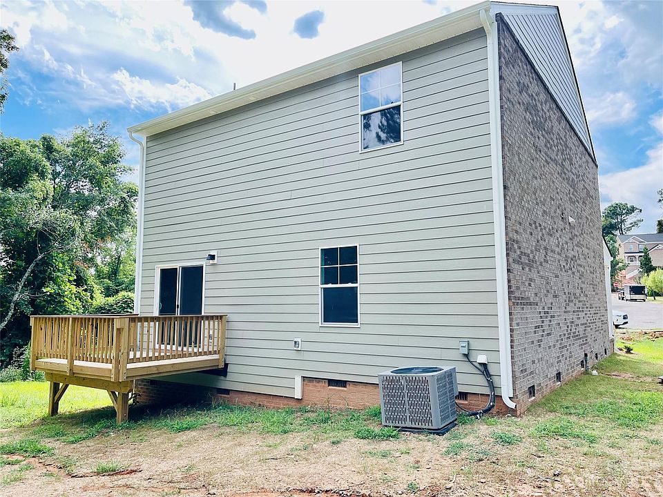 2nd image of 306 Goldfinch Ct #153