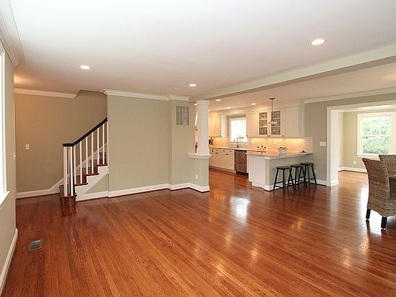 4th image of 9702 Parkwood Dr