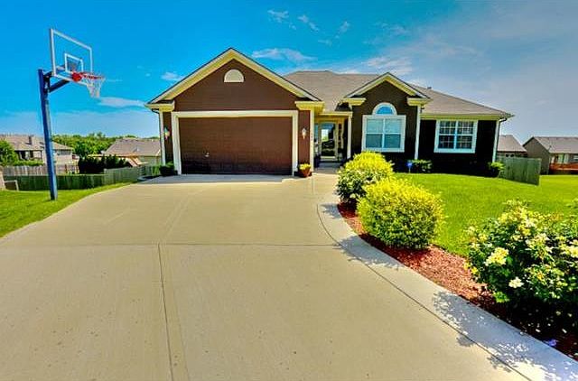 1st image of 1004 NW Hickory Ct