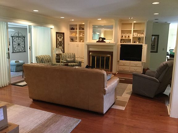 Living room with gas log FP