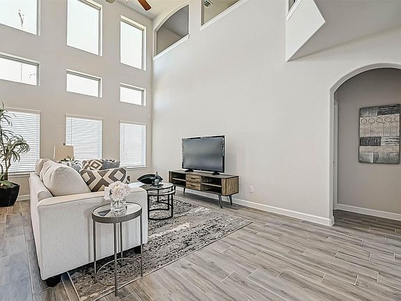 5th image of 298 Kendall Crest Dr