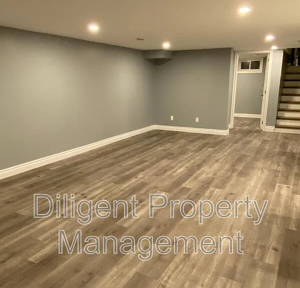 369 Applegrove Ave #LOWER — Photo 14
