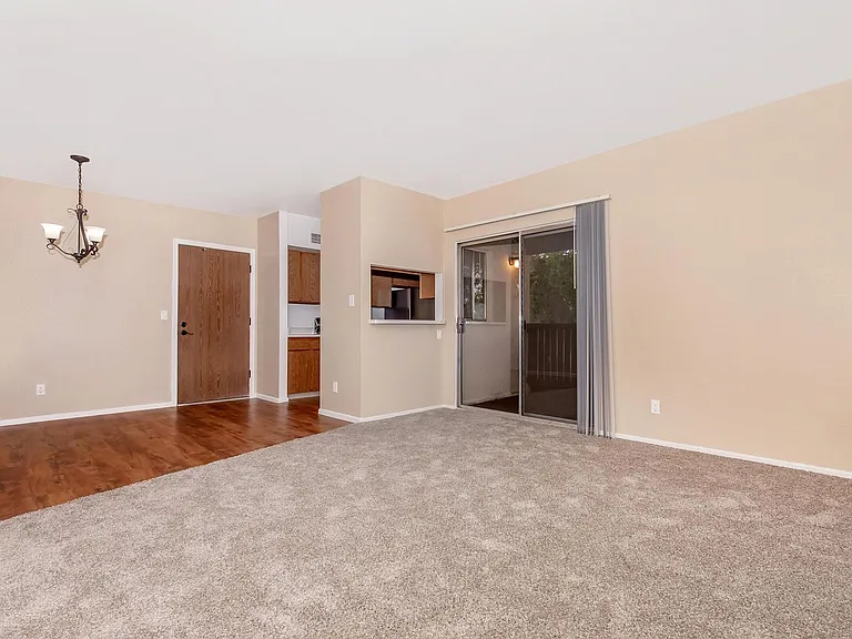 Broadway Proper Apartment ** One Month Free**W/D Included — Photo 8