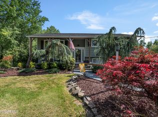 7 Oxford Rd, Manalapan, NJ 07726