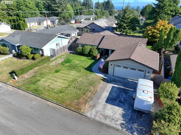 1103 Coral Ct, Brookings, OR 97415