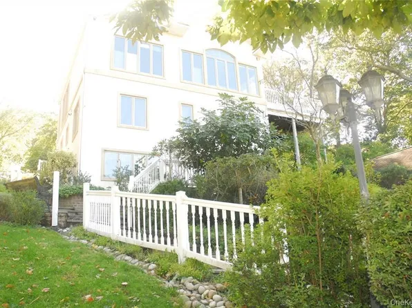 80 Harbor Beach Rd, Miller Place, NY 11764