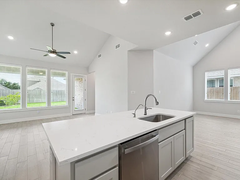 2418 Russet Forest Dr — Photo 11