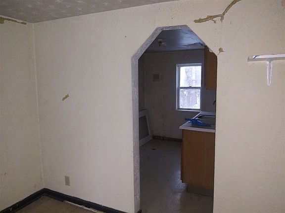 3rd image of 228 Woodrow St