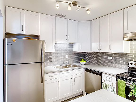 5th image of 1029 Des Plaines Ave APT 601