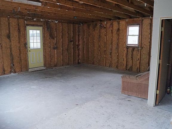 4th image of 793 College Ave