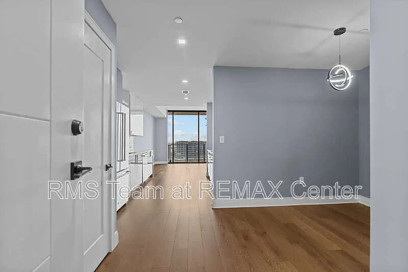 1 bed, 1.0 bath, 847 sqft, $2,300 — Photo 3