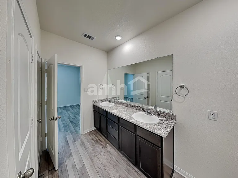 1126 Treeta Trl — Photo 12
