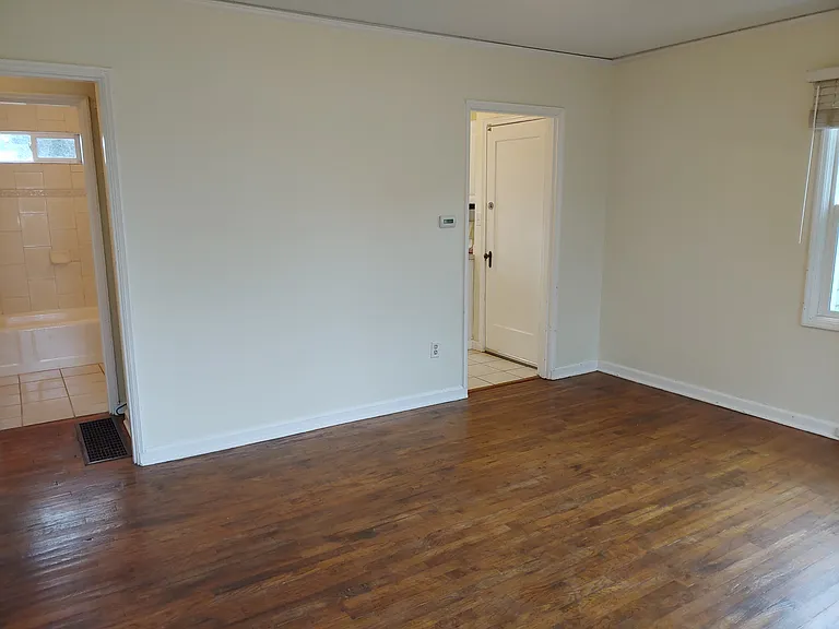1002 N Watts St — Photo 6