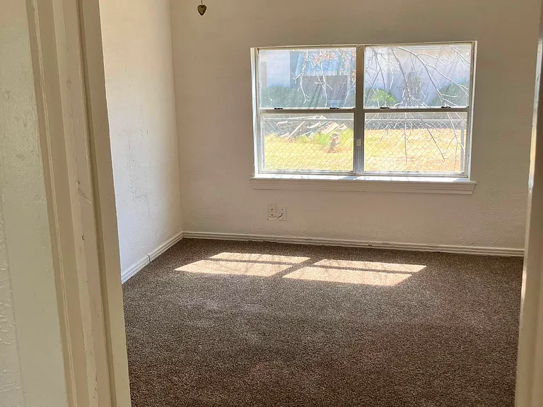 102 Smith St — Photo 3