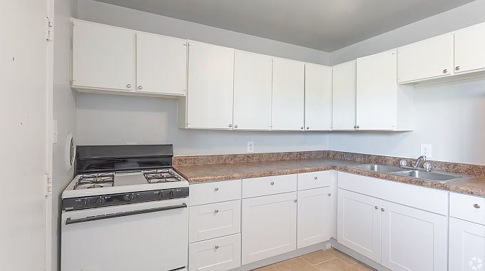 2nd image of 1625 W Pembroke Ave APT 35