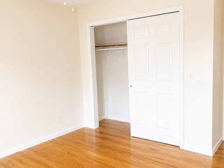 90 Townsend Ave — Photo 5