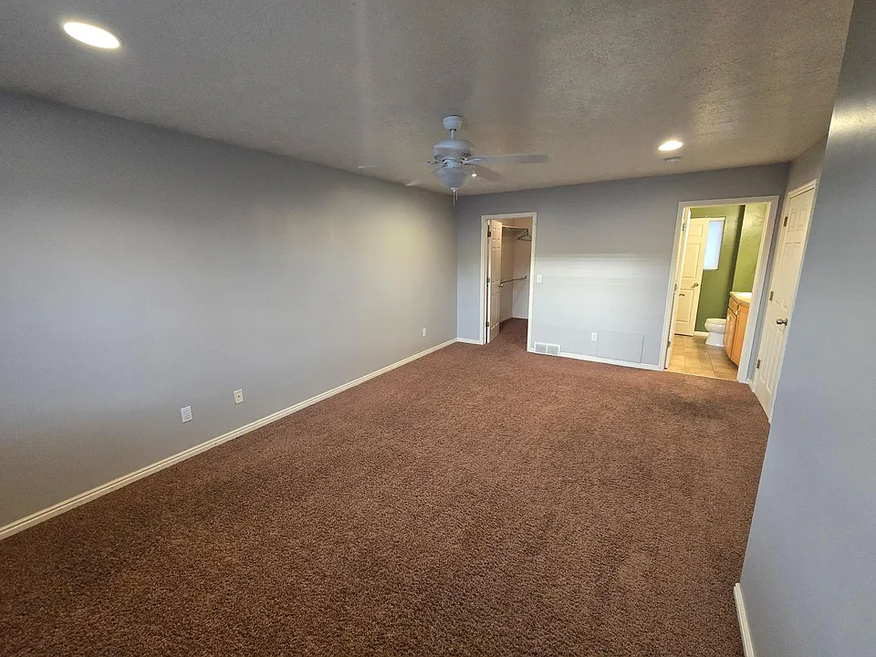 4 bed, 3.5 bath, 2644 sqft, $950 — Photo 3