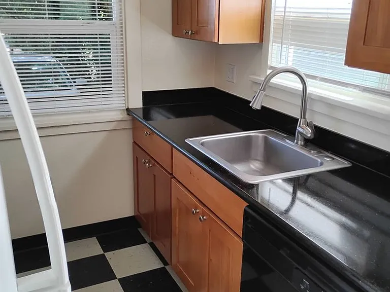 2031 N Watts St #10 — Photo 18
