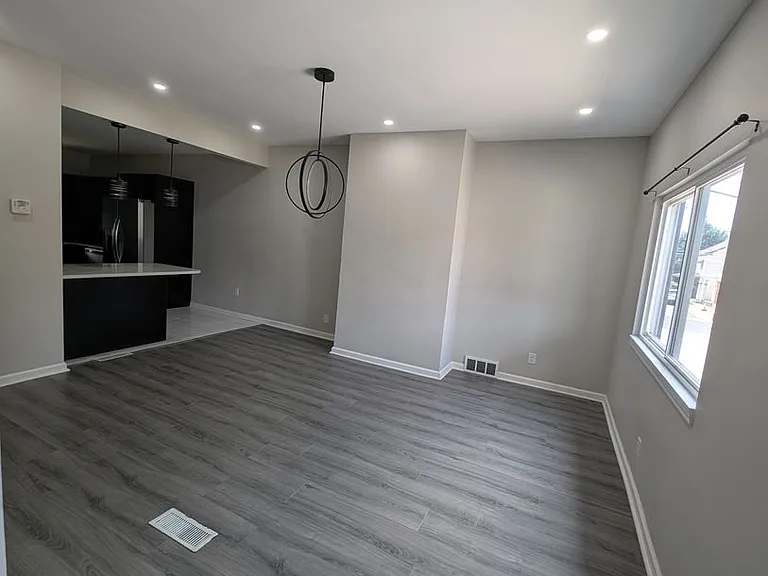 2508 Cobden St — Photo 3