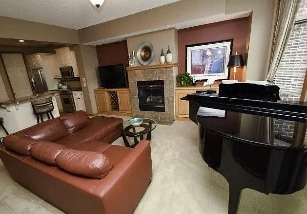 Fantastic, Newer 3bed/2.5bath Townhome*End Unit*Heated Garage*Dancing Waters* Available DEC 1st — Photo 4