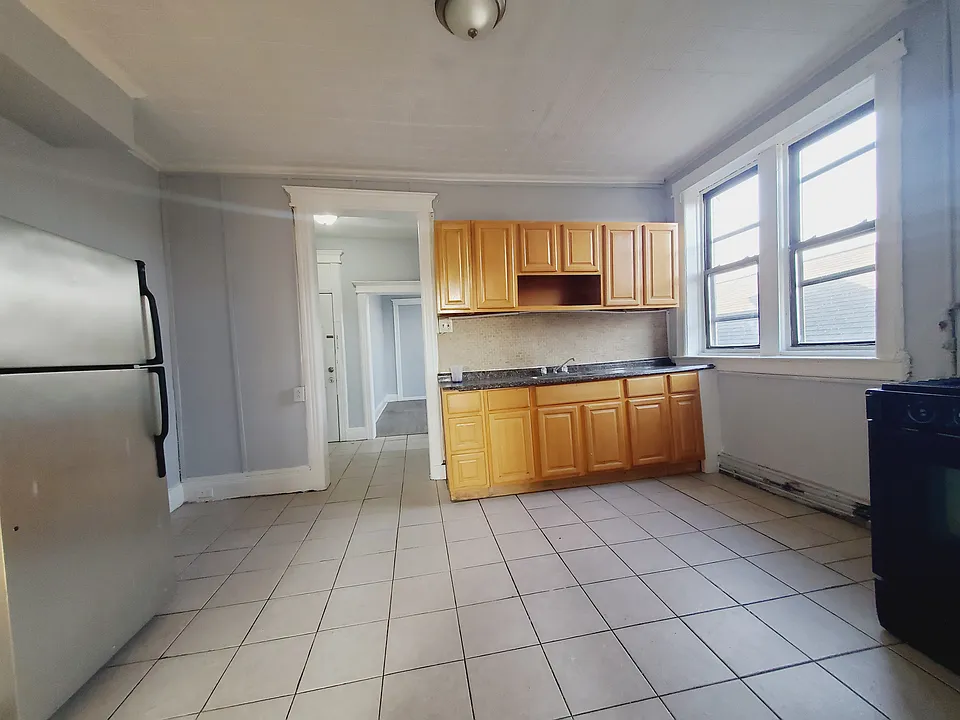 9 Grant Ave #3R
