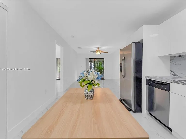 2401 SW 102nd Ave — Photo 9