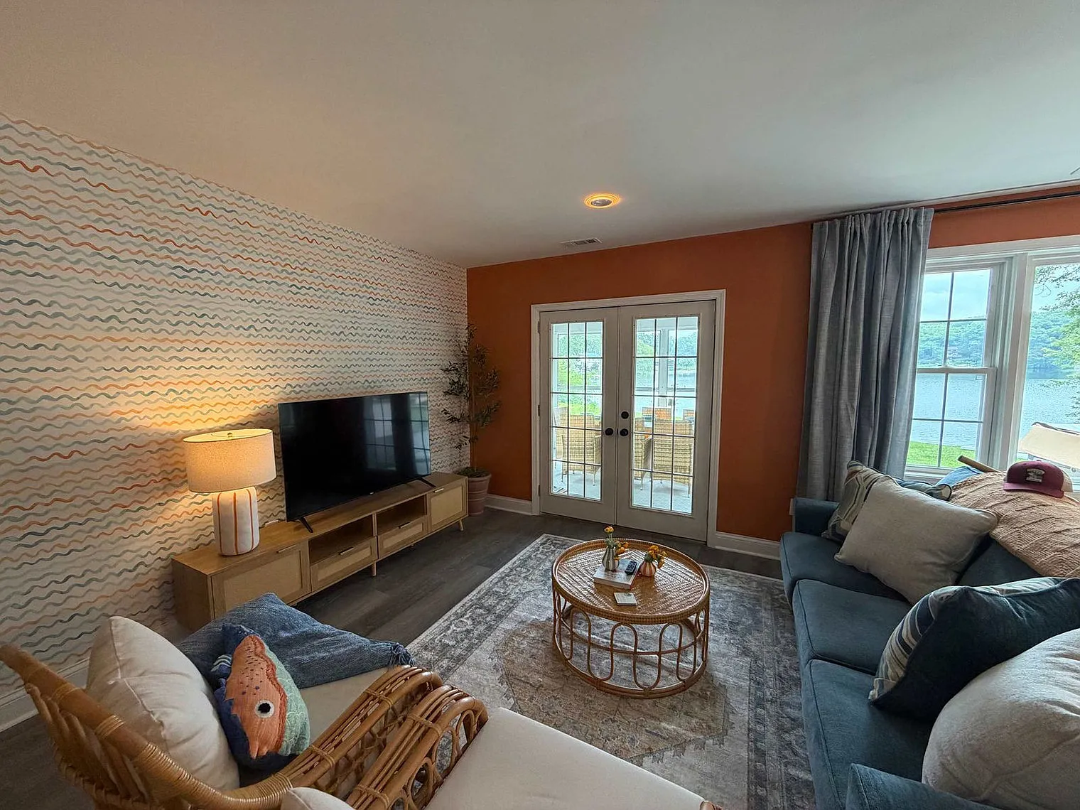 3 bed, 2.0 bath, 1463 sqft, $7,112 — Photo 3