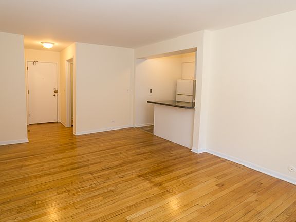 4th image of 424 W Oakdale Ave #407