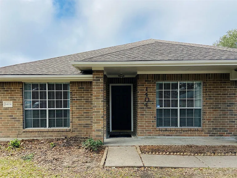 1404 Helmsley Dr — Photo 1