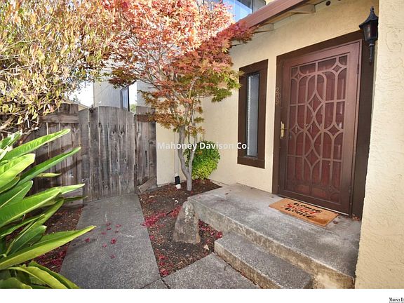 3rd image of 209 Prince Albert Ct