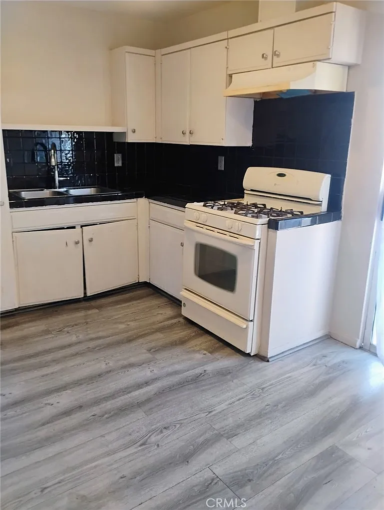 2 bed, 900 sqft, $2,100 — Photo 1