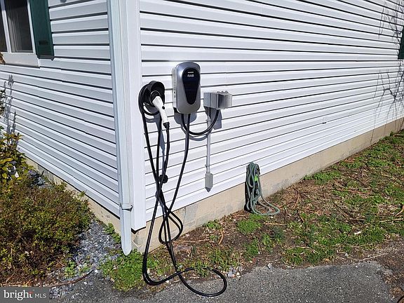 5th image of 101 Oak St