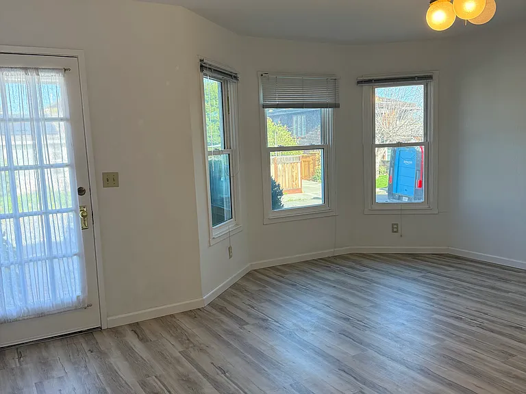 519 Baker St — Photo 5