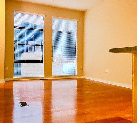 Beautiful living room w/a view of the city out of your floor