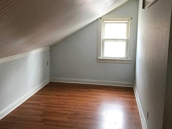 4th image of 372 Aurora Ave #2
