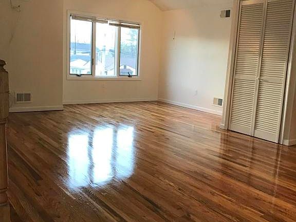 4th image of 415 Medina St
