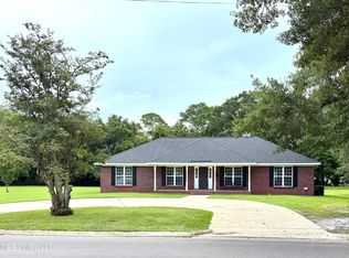 1006 Belair St, Pascagoula, MS 39567