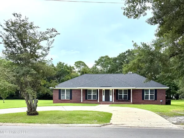 1006 Belair St, Pascagoula, MS 39567