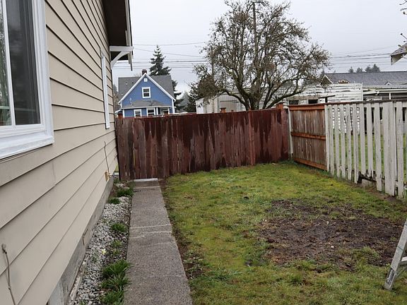 2nd image of 5215 S Oakes St