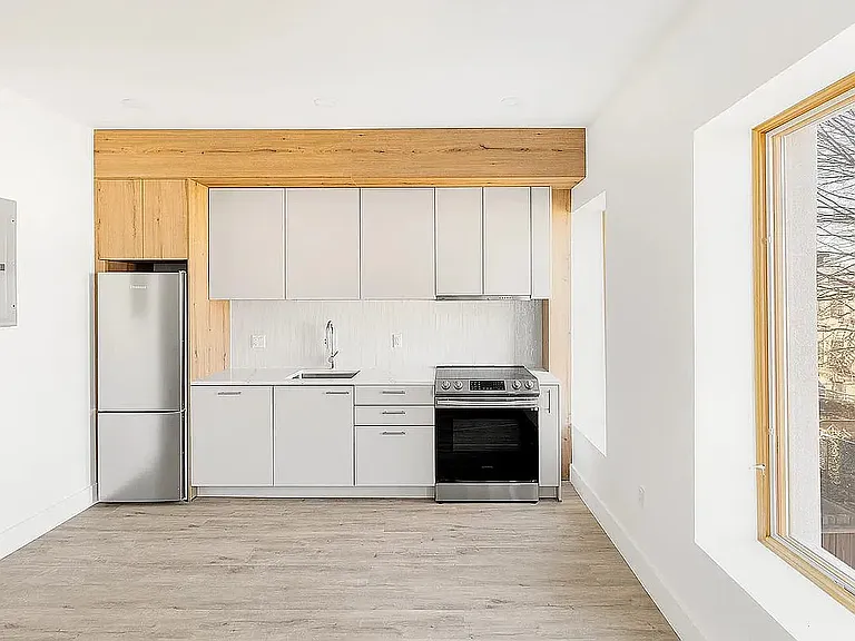 135 Moffat St #2RR — Photo 2