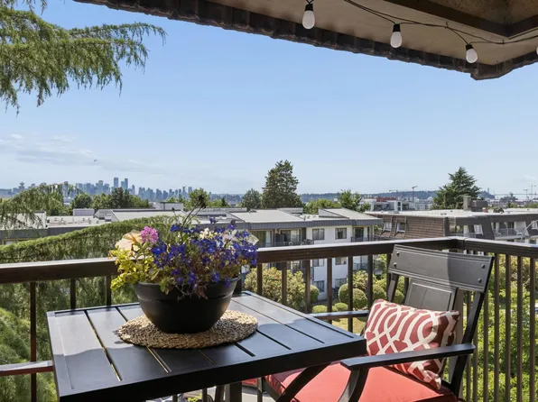 252 W 2nd St #304, North Vancouver, BC V7M 1C8