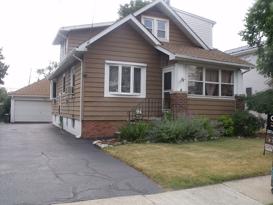 Curb Appeal - w 2 car garage
