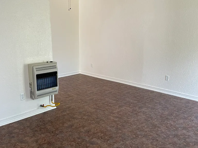 2711 W Avenue I — Photo 4